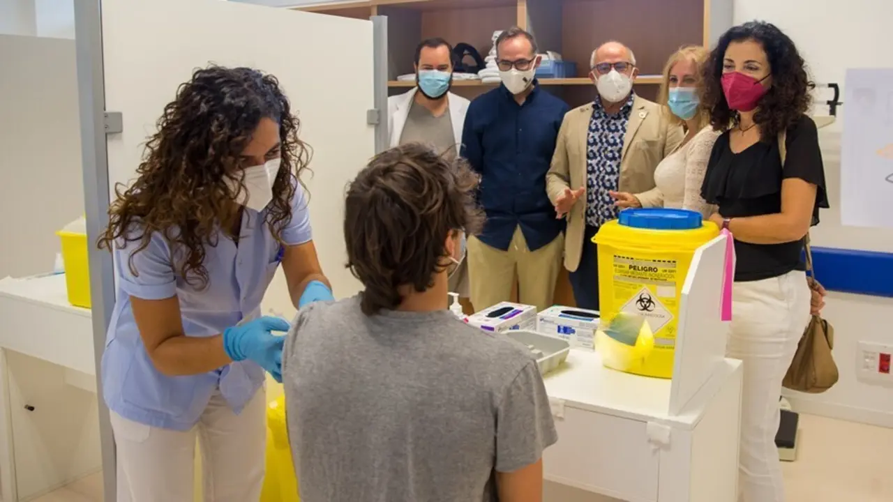 El consejero de Sanidad, en la vacunaci&oacute;n sin cita en el Hospital Tres Mares de Reinosa