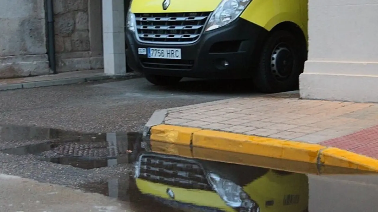 Archivo - Imagen de archivo de una ambulancia de Emergencias sanitarias.