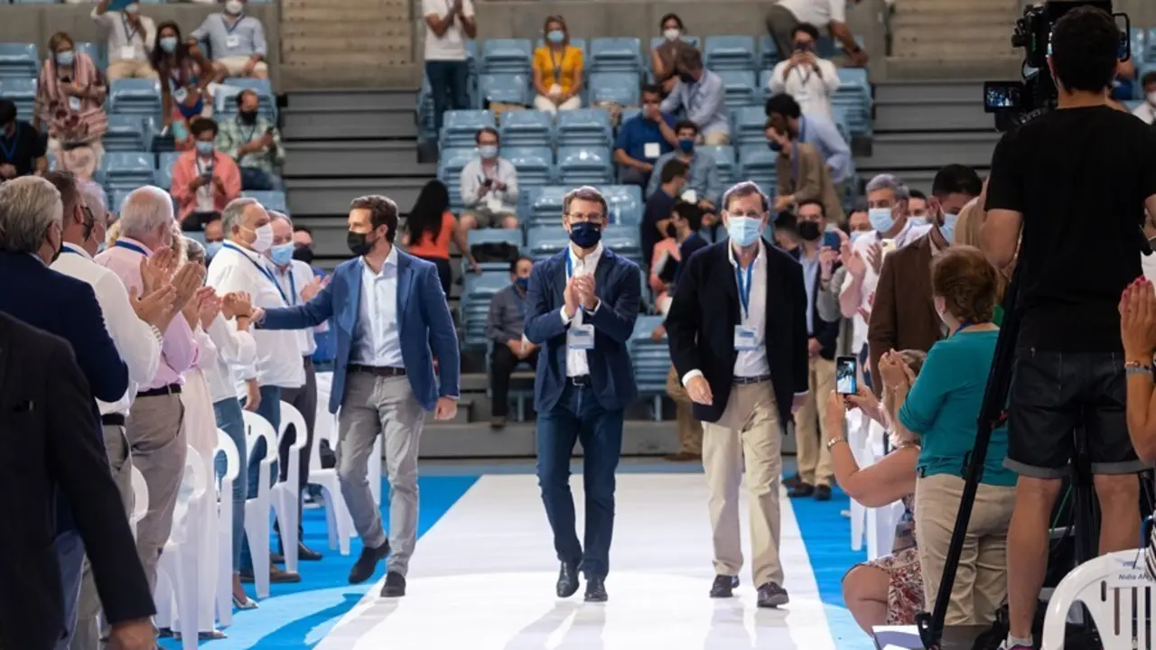 Archivo -  El presidente del PP, Pablo Casado; el presidente de la Xunta, Alberto N&uacute;&ntilde;ez Feijoo, y el expresidente del Gobierno Mariano Rajoy, en el 17 Congreso del PP de Galicia, a 17 de julio de 2021, en Santiago de Compostela (Galicia). 