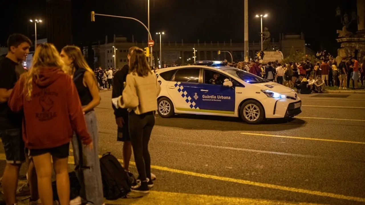 Un coche de polic&iacute;a vigila durante el primer d&iacute;a de las fiestas de la Merc&egrave;, a 24 de septiembre de 2021, en Barcelona