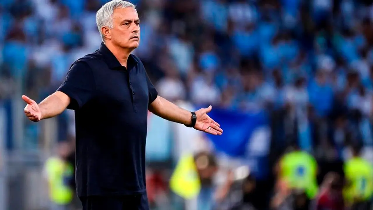 El entrenador de la Roma, Jos&eacute; Mourinho, reacciona durante el partido de f&uacute;tbol de la Serie A italiana entre la SS Lazio y la AS Roma en el estadio Ol&iacute;mpico de Roma, Italia, el 26 de septiembre de 2021. (Italia, Roma) EFE/EPA/Riccardo Antimiani