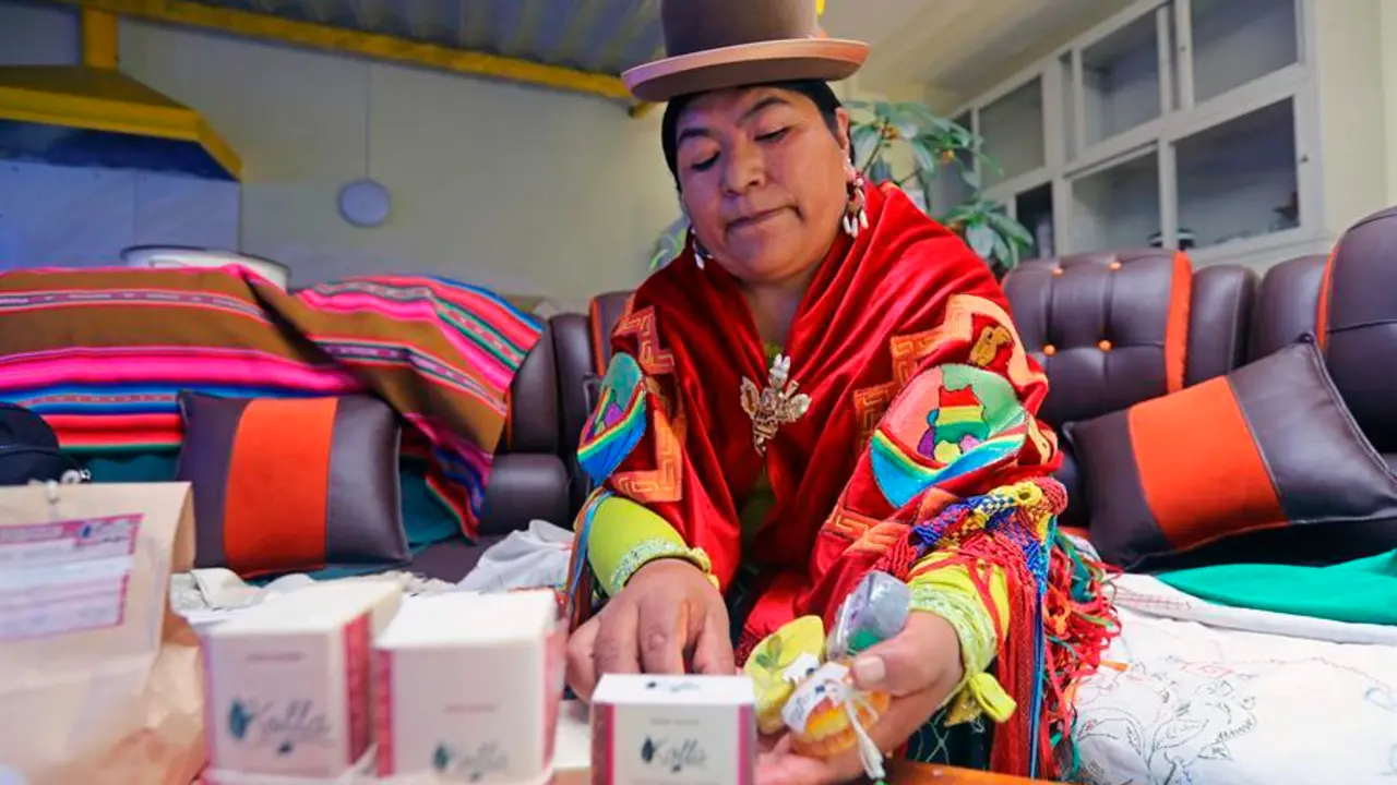 La aimara boliviana Silveria Cutipa prepara una mezcla para hacer jabones en su laboratorio durante una entrevista con Efe, el 18 de septiembre de 2021, en La Paz (Bolivia). La qu&iacute;mica, la innovaci&oacute;n y el cuidado del medioambiente son la pasi&oacute;n de la boliviana Silveria Cutipa, una profesional aimara que recicla aceite de frituras para fabricar jabones artesanales en un emprendimiento con el que tambi&eacute;n revaloriza el uso de plantas tradicionales y medicinales. Cutipa recibi&oacute; a Efe en su casa en Bajo Pampahasi, un barrio en el este de La Paz, donde tambi&eacute;n funciona el peque&ntilde;o laboratorio en que la mujer, qu&iacute;mica industrial de profesi&oacute;n, elabora los jabones y detergentes. EFE/ Mart&iacute;n Alipaz