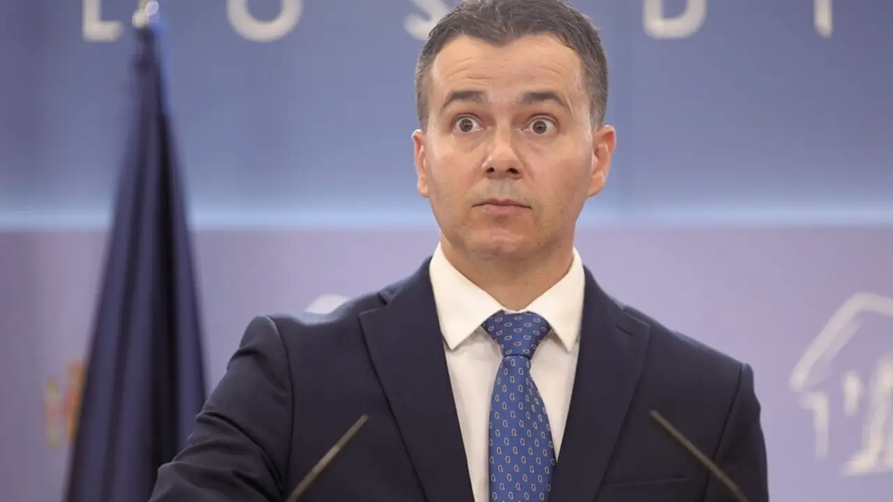 El diputado por Tenerife, H&eacute;ctor G&oacute;mez Hern&aacute;ndez, interviene en una rueda de prensa posterior a una Junta de Portavoces en el Congreso de los Diputados, a 14 de septiembre, en Madrid (Espa&ntilde;a).