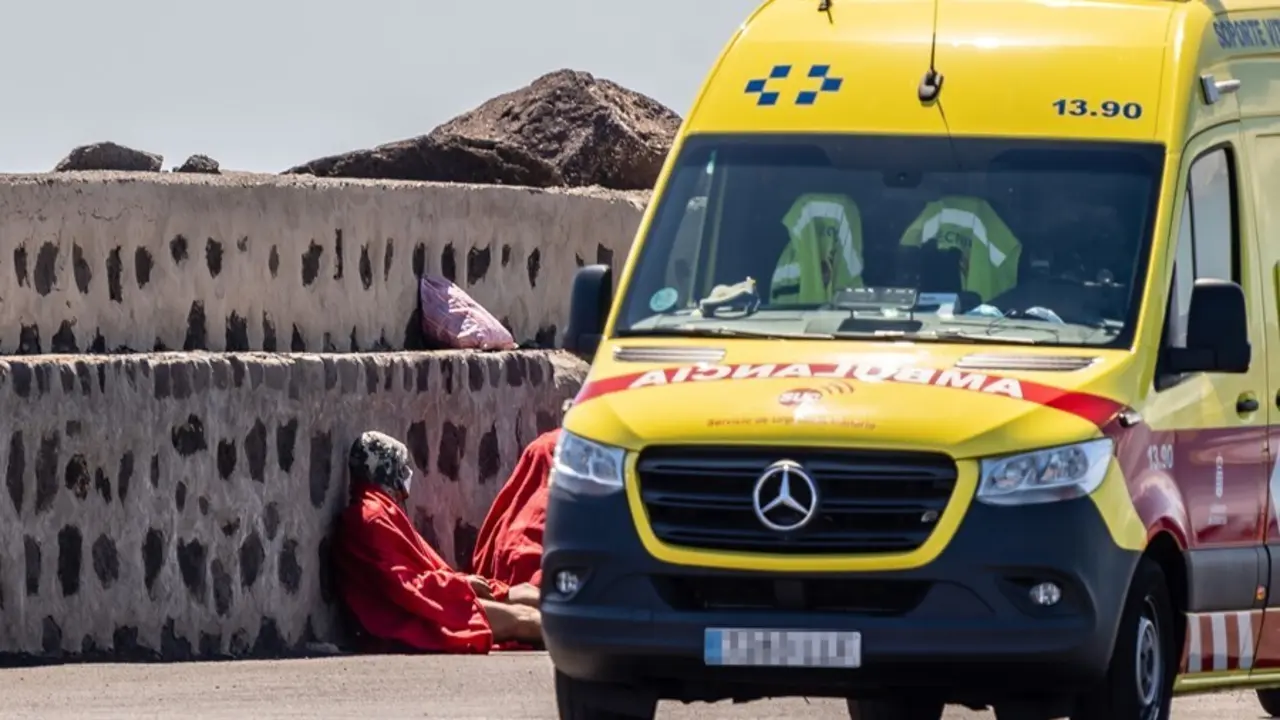 Una ambulancia en el Muelle de La Cebolla para atender a migrantes rescatados por Salvamento Mar&iacute;timo