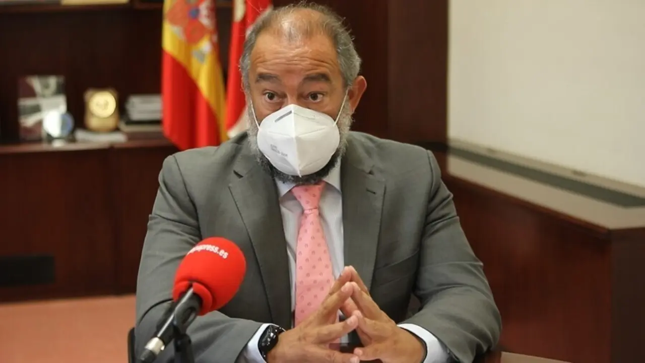 El rector de la UCLM, Juli&aacute;n Garde, en entrevista con Europa Press