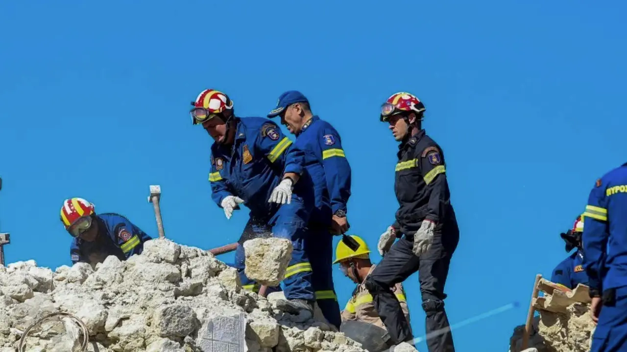 Trabajadores en el lugar del suceso.