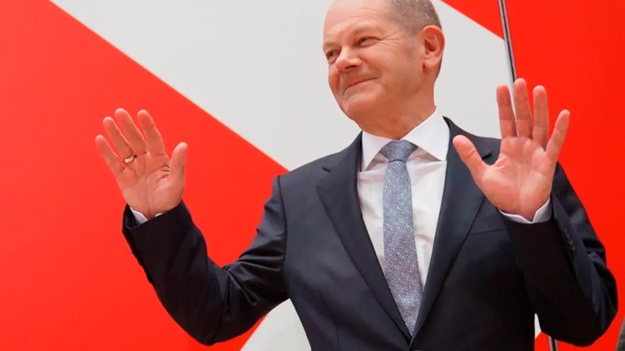 El principal candidato del Partido Socialdem&oacute;crata Alem&aacute;n (SPD), Olaf Scholz, durante una rueda de prensa tras las elecciones generales alemanas, en Berl&iacute;n, Alemania, el 27 de septiembre de 2021. Seg&uacute;n los resultados preliminares, el SPD gan&oacute; las elecciones federales del 26 de septiembre por un peque&ntilde;o margen. (Elecciones, Alemania) EFE/EPA/JOERG CARSTENSEN / POOL