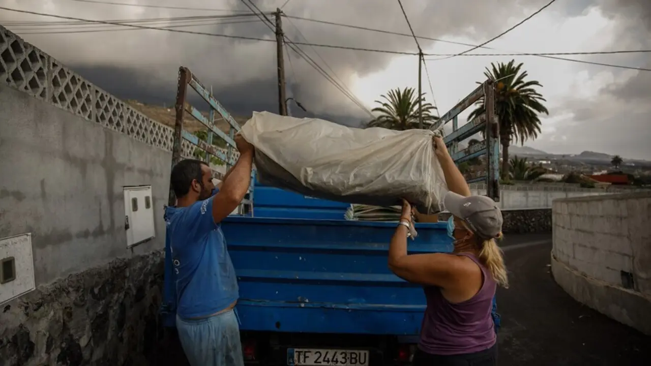 Un hombre y una mujer sacan sus pertenencias de su casa por la actividad del volc&aacute;n de &lsquo;Cumbre Vieja&rsquo;, a 24 de septiembre de 2021, en El Paso, La Palma, Islas Canarias (Espa&ntilde;a)