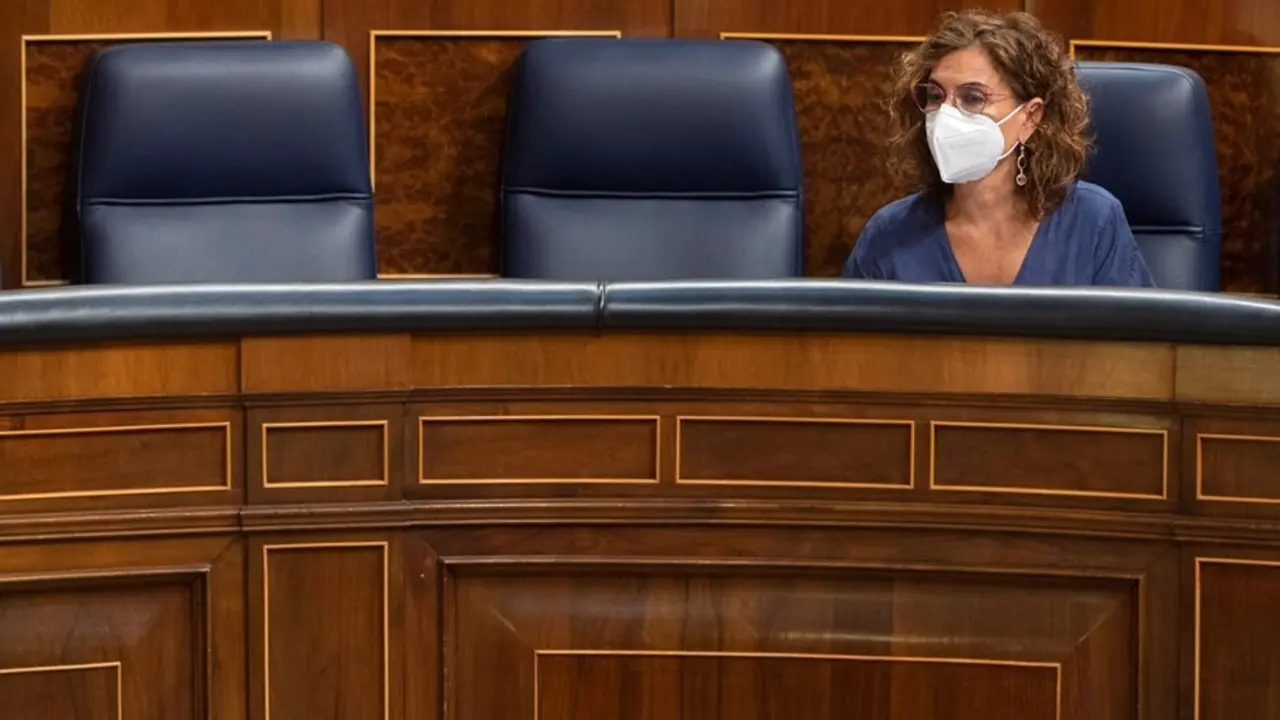 La ministra de Hacienda y Funci&oacute;n P&uacute;blica, Mar&iacute;a Jes&uacute;s Montero, durante una sesi&oacute;n plenaria en el Congreso de los Diputados, a 13 de septiembre de 2021, en Madrid (Espa&ntilde;a). El pleno del Congreso de los Diputados debate hoy la necesidad extraordinaria de p