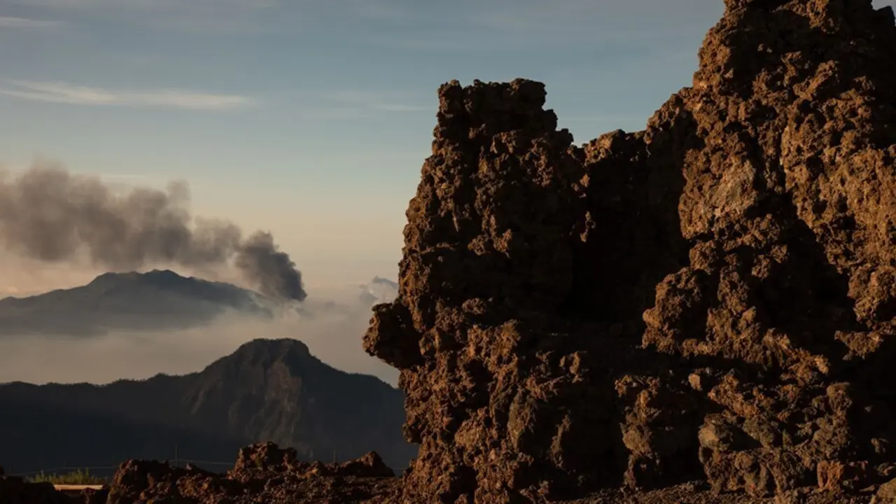 La columna de humo que deja el volc&aacute;n de Cumbre Vieja, vista desde el Roque de los Muchachos, a 25 de septiembre de 2021, en La Palma