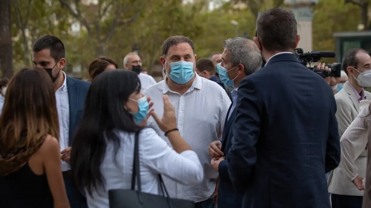 El presidente de ERC, Oriol Junqueras, acompa&ntilde;a al conseller de Empresa y Trabajo de la Generalitat para declarar por presunta desobediencia, a 15 de septiembre de 2021, en Barcelona, Catalu&ntilde;a, (Espa&ntilde;a). El conseller est&aacute; citado como investigado por presu