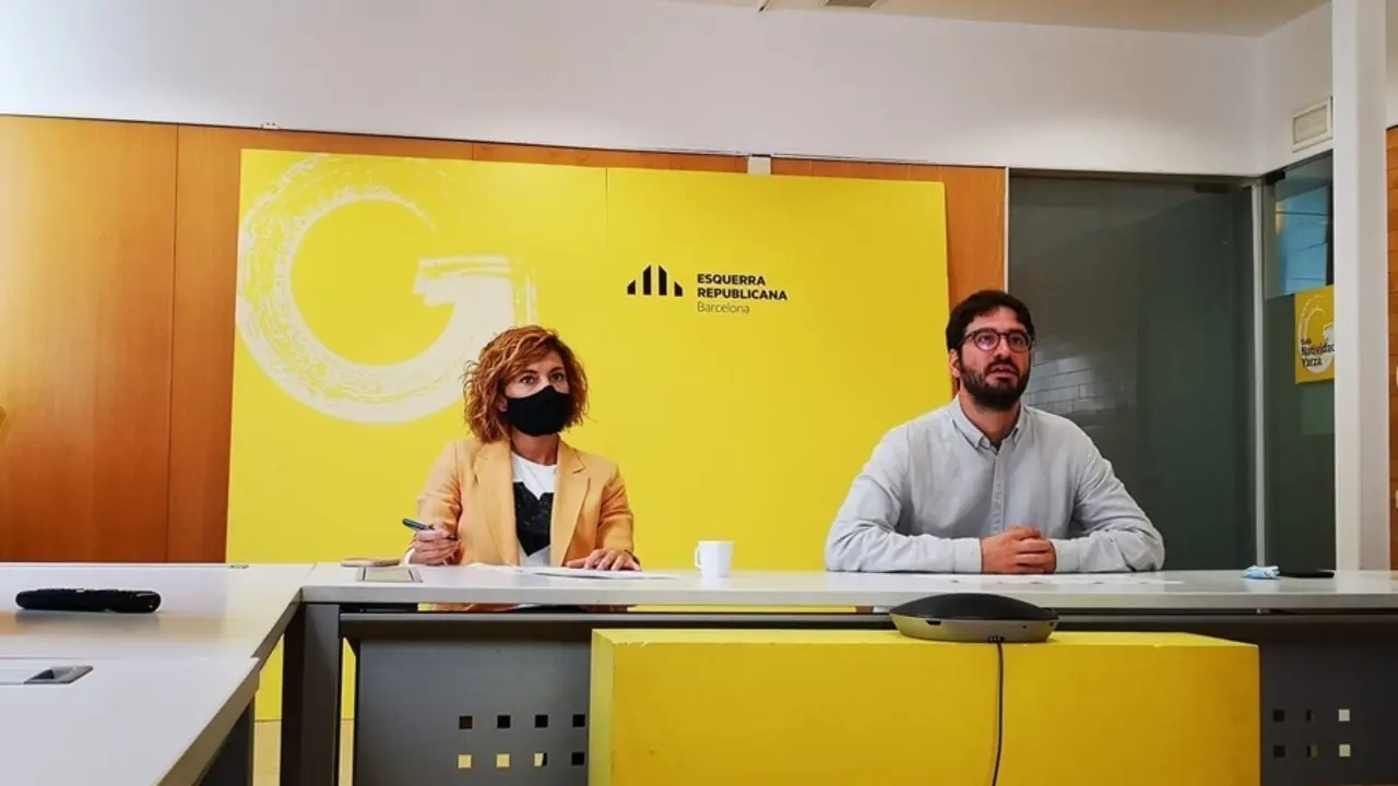 Los concejales de ERC en Barcelona Elisenda Alamany y Max Za&ntilde;artu en rueda de prensa este lunes.