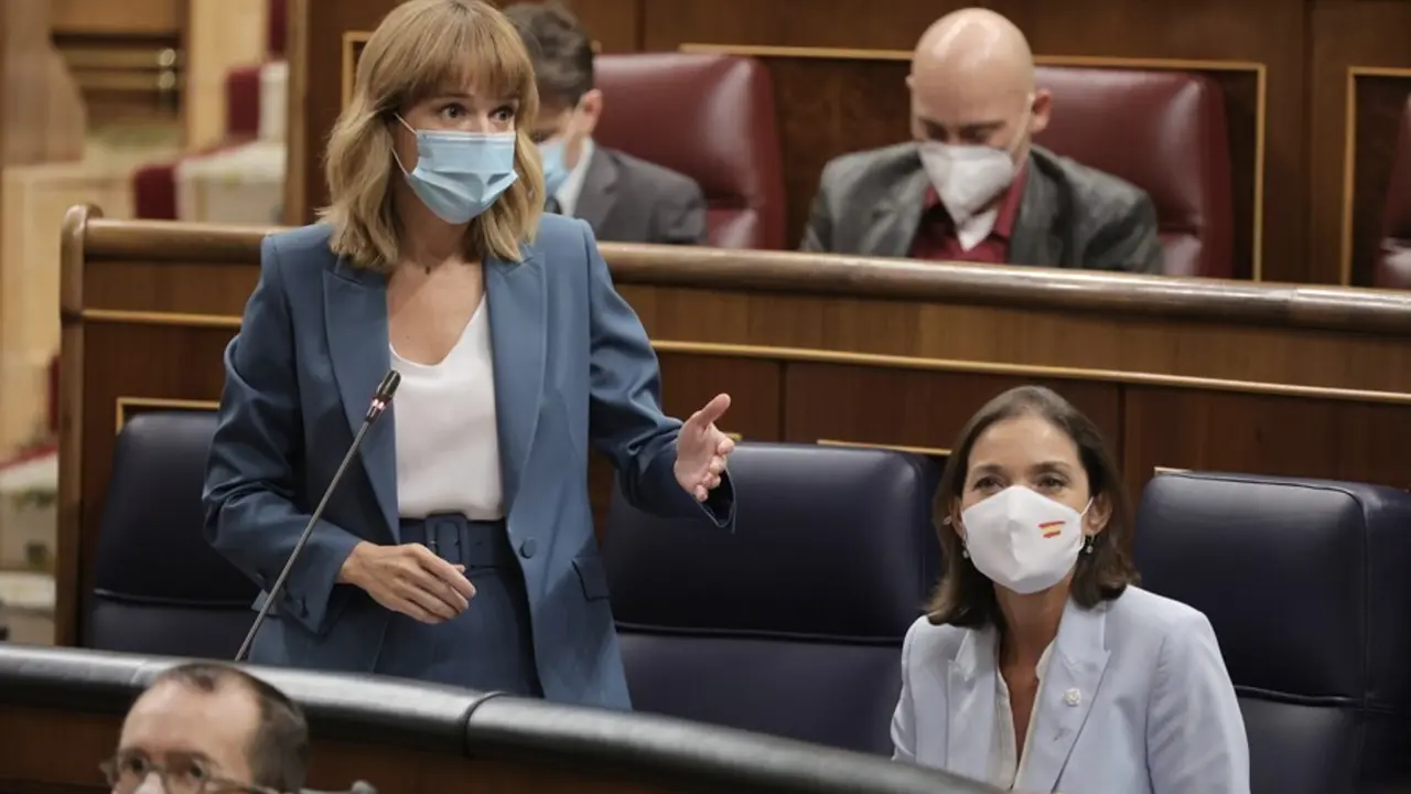 La ministra de Educaci&oacute;n y Formaci&oacute;n Profesional, Pilar Alegr&iacute;a, en una sesi&oacute;n de control al Gobierno en el Congreso