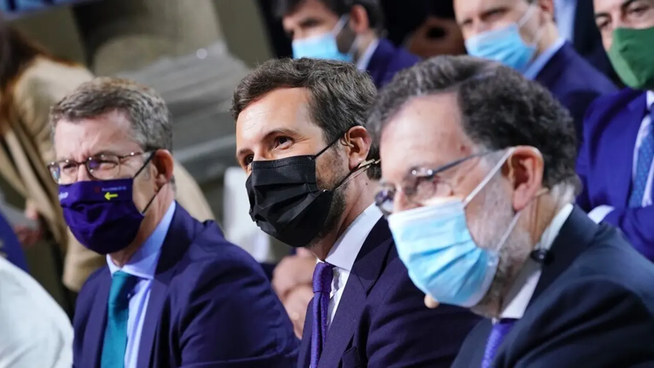 El presidente de la Xunta, Alberto N&uacute;&ntilde;ez Feij&oacute;o; el l&iacute;der del PP, Pablo Casado; y el expresidente Rajoy, en la Convenci&oacute;n Nacional del PP celebrada en Santiago de Compostela, a 27 de septiembre de 2021, en Santiago de Compostela, Galicia, (Espa&ntilde;a).