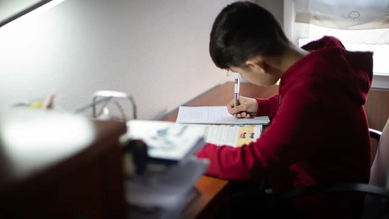 Archivo - Un ni&ntilde;o realiza sus deberes en su habitaci&oacute;n.
