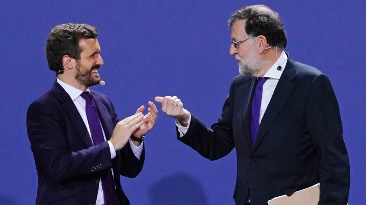 El l&iacute;der del PP, Pablo Casado, y el expresidente Rajoy, en la Convenci&oacute;n Nacional del PP celebrada en Santiago de Compostela, a 27 de septiembre de 2021, en Santiago de Compostela, Galicia, (Espa&ntilde;a).