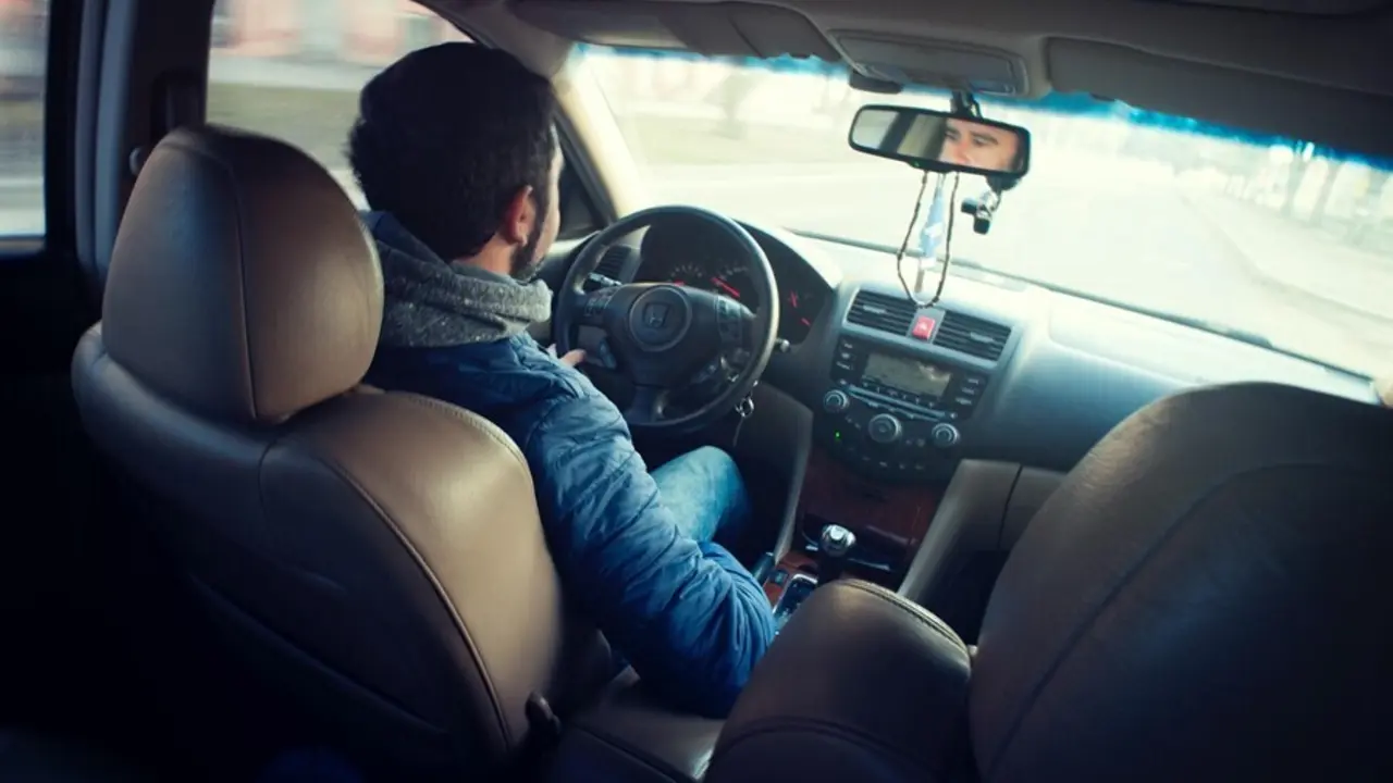 Conductor al volante de un turismo