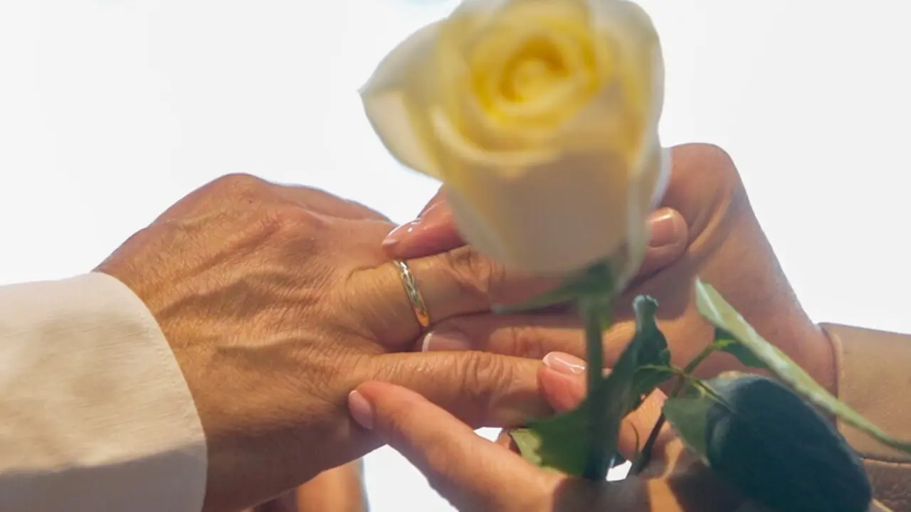 Archivo - Una pareja se coloca las alianzas en la celebraci&oacute;n de su boda.