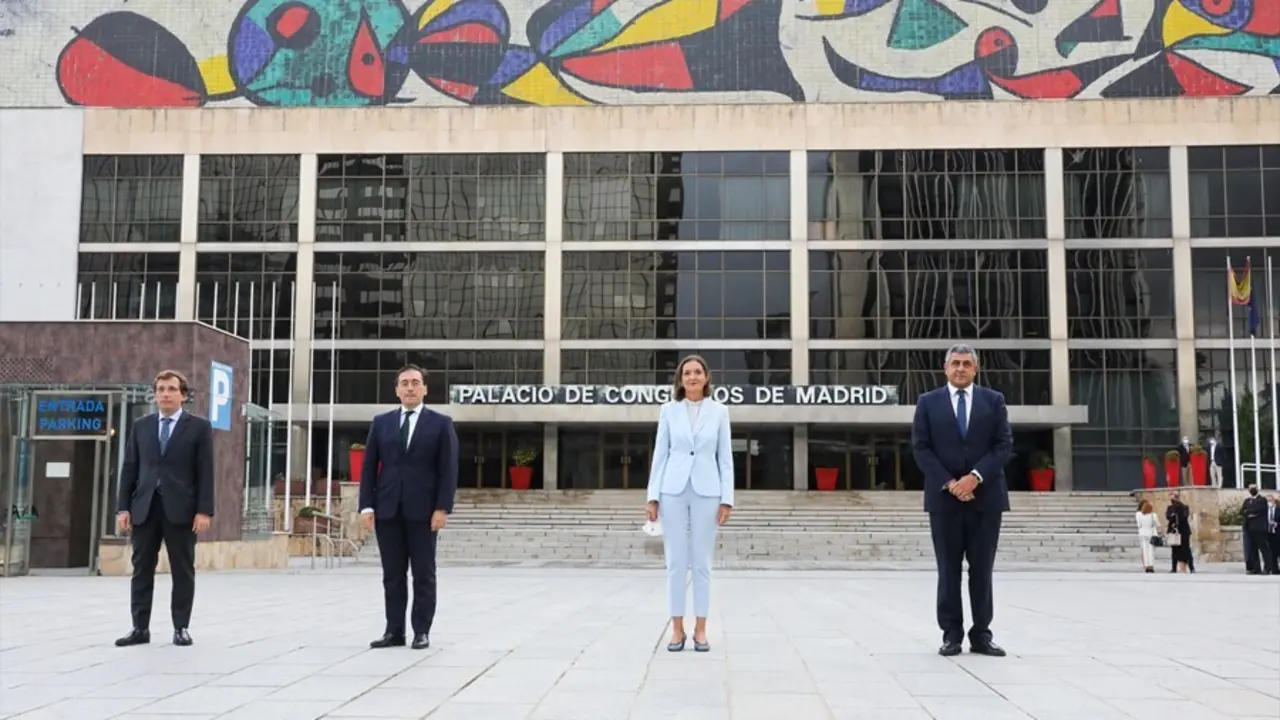 El ministro de Asuntos Exteriores, Jos&eacute; Manuel Albares; la ministra de Industria, Reyes Maroto; el alcalde de Madrid, Jos&eacute; Luis Mart&iacute;nez-Almeida, y el secretario general de la OMT, Zurab Pololikashvili, ante la futura sede de la OMT en Madrid