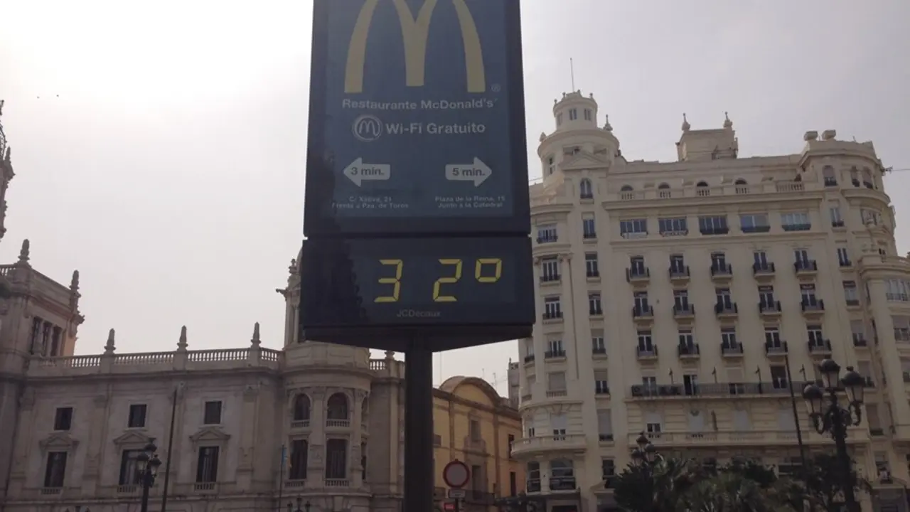 Archivo - Term&oacute;metro marca 32 grados