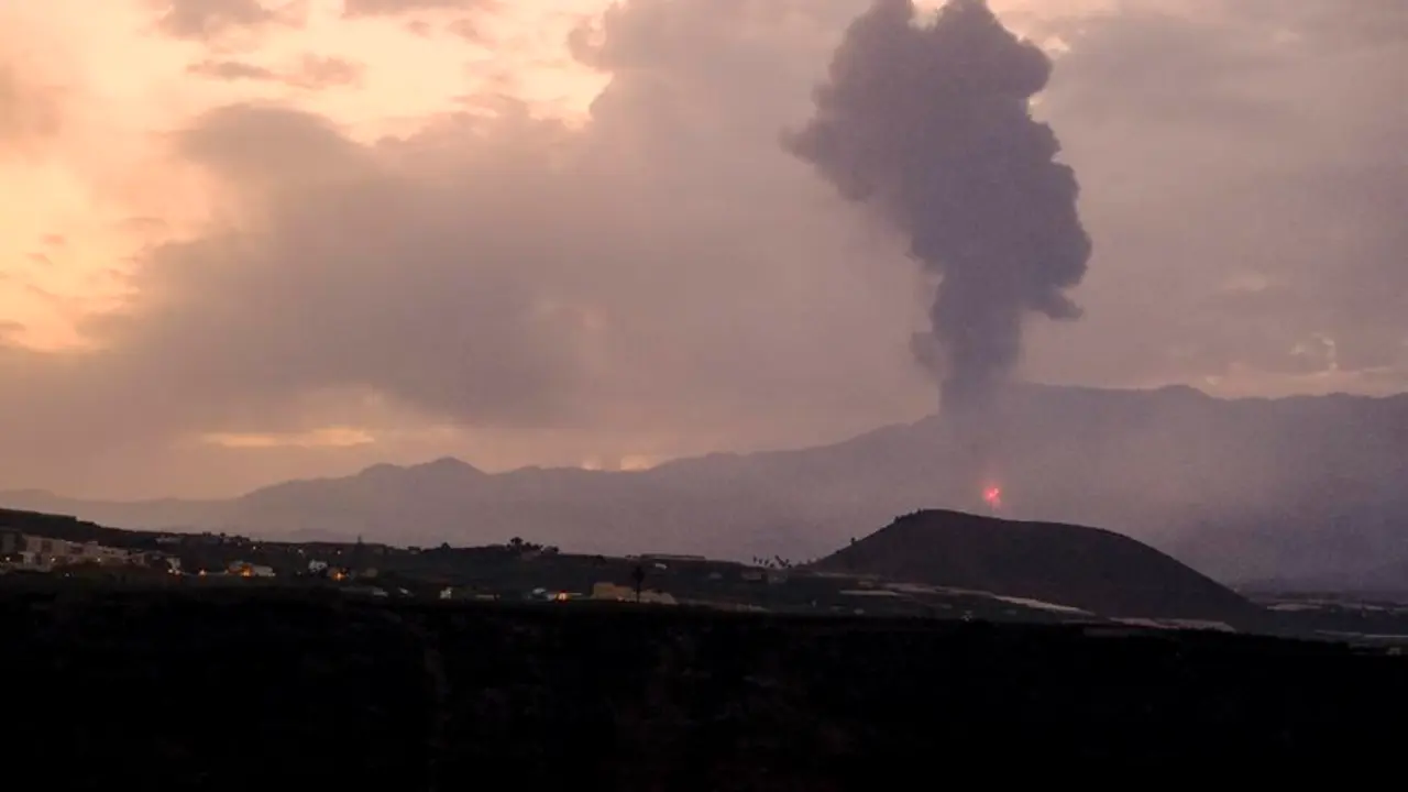 Comienza el octavo d&iacute;a de la erupci&oacute;n volc&aacute;nica en La Palma, a la espera de que en las pr&oacute;ximas horas la colada volc&aacute;nica llega al mar, de que est&aacute; pendiente el buque Ram&oacute;n Margalef, del Instituto Espa&ntilde;ol Oceanogr&aacute;fico (IEO). EFE/&Aacute;ngel Medina G.