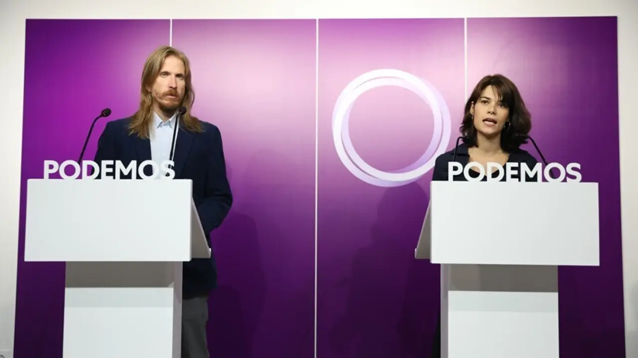 Los portavoces de Podemos Isa Serra y Pablo Fern&aacute;ndez intervienen en una rueda de prensa en la sede de Podemos, a 20 de septiembre de 2021, en Madrid, (Espa&ntilde;a). 
