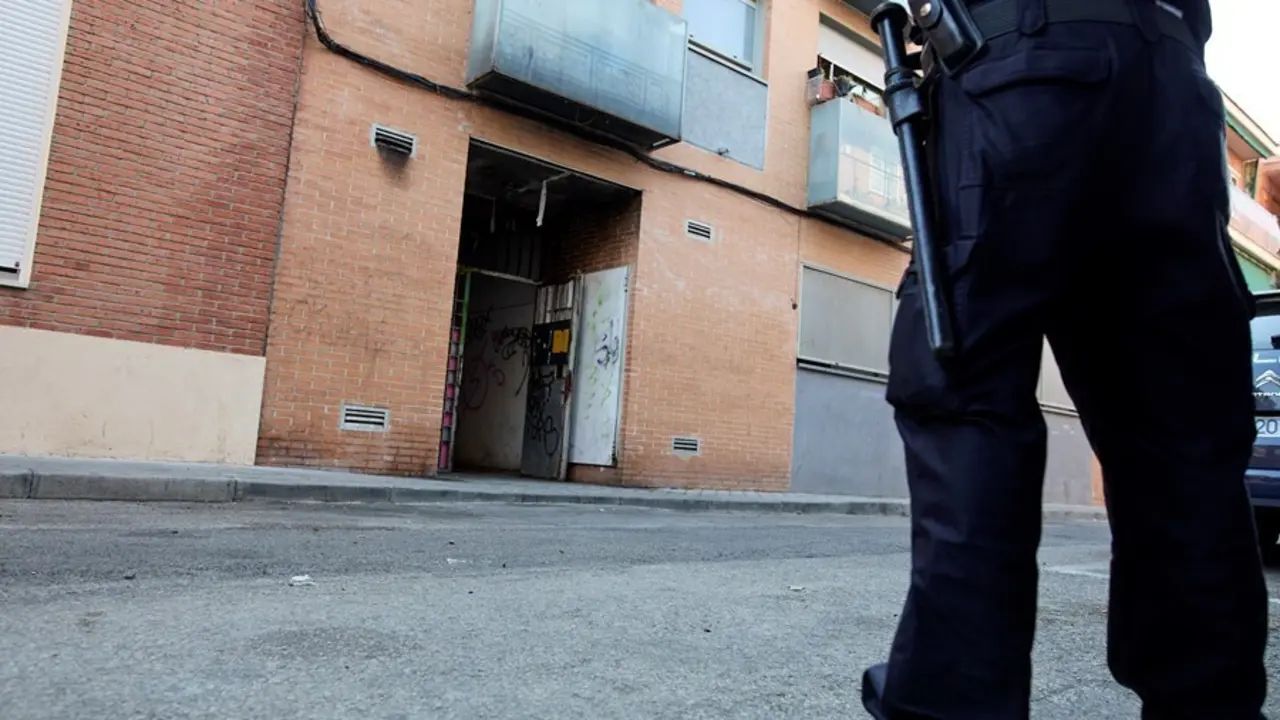 Archivo - Un agente de Polic&iacute;a Nacional frente a un edificio de la calle Jos&eacute; Garrido que estaba okupado, a 20 de julio de 2021, en Madrid (Espa&ntilde;a).
