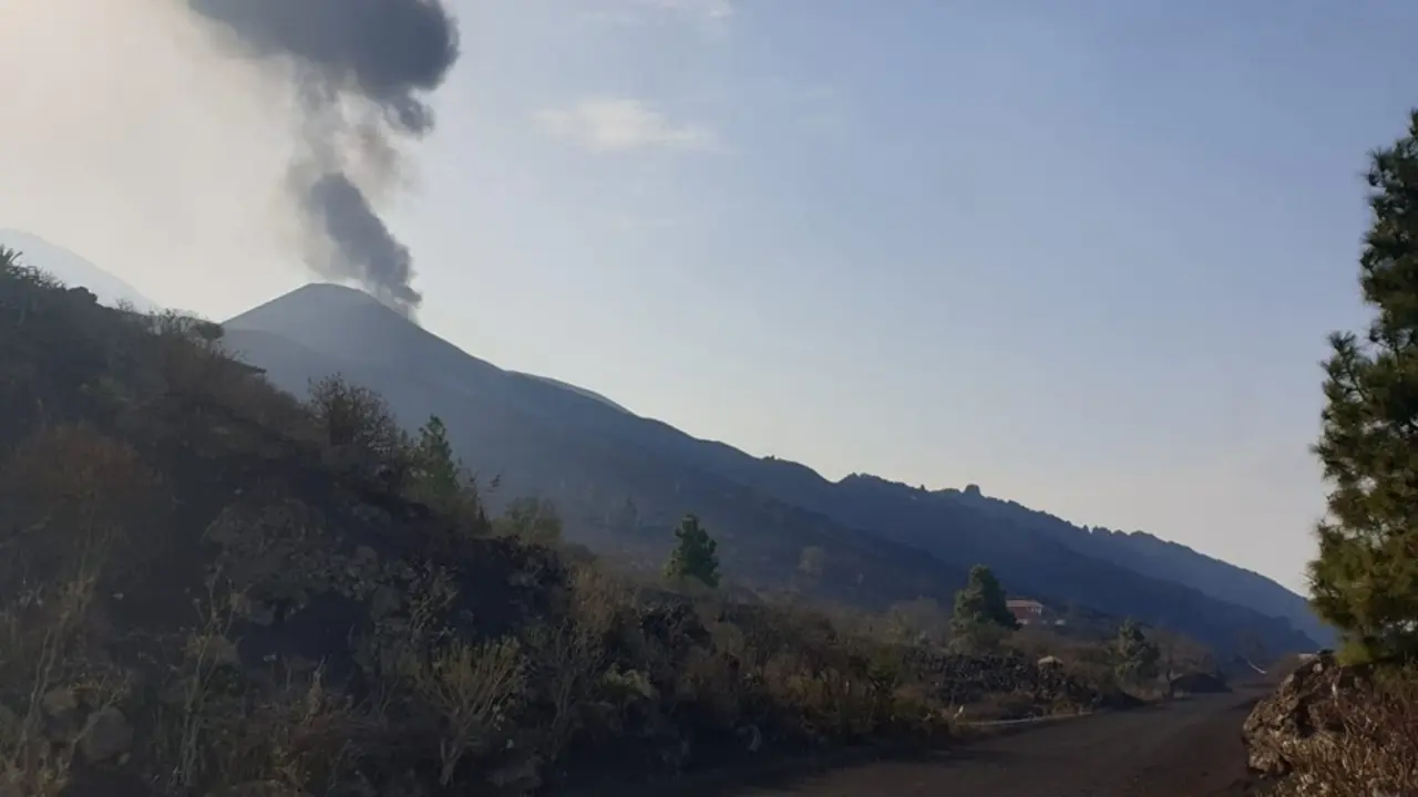 El cono principal del volc&aacute;n de Cumbre Vieja vuelve a emitir lava