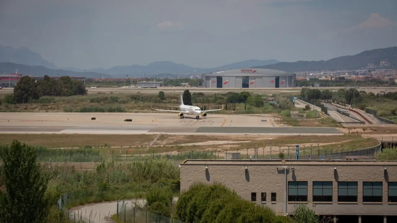 Archivo - Un avi&oacute;n en el aeropuerto de Josep Tarradellas Barcelona-El Prat, en una imagen de archivo