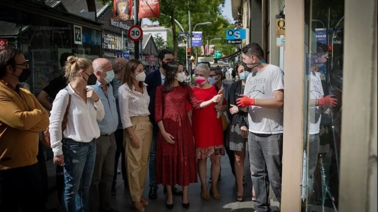 La presidenta de Cs, In&eacute;s Arrimadas, durante una visita el lunes 27 de septiembre de 2021 a comerciantes afectados por los destrozos durante la celebraci&oacute;n de las fiestas de La Merc&egrave;, en el barrio de Sants de Barcelona.