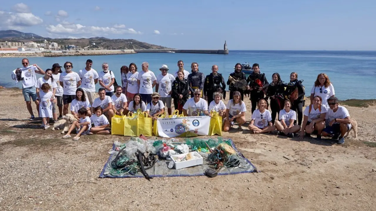 25.09.2021. Andaluc&iacute;a. C&aacute;diz. Tarifa. Foto De Grupo De Los Voluntarios Que Han Participado En La Limpieza De Fondos Marinos En La Playa Chica De La Isla De Tarifa. Foto: Gogo Lobato.