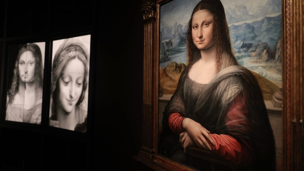 Una de las muestras de la exposici&oacute;n 'Leonardo y la copia de la Mona Lisa. Nuevos planteamientos sobre la pr&aacute;ctica del taller vinciano', en el Auditorio del Museo del Prado, a 27 de septiembre de 2021, en Madrid (Espa&ntilde;a). La exposici&oacute;n que cuenta con la colaboraci&oacute;n del Ayuntamiento de Madrid, se compone de un conjunto de obras pintadas por disc&iacute;pulos y seguidores de Leonardo da Vinci para mostrar al p&uacute;blico los resultados de los &uacute;ltimos estudios dedicados al c&iacute;rculo m&aacute;s cercano al artista y reflexionar al mismo tiempo sobre los m&eacute;todos de ense&ntilde;anza y producci&oacute;n de pinturas en el marco de los talleres italianos durante la transici&oacute;n del siglo XV al XVI.
27 SEPTIEMBRE 2021;PINTURAS;LEONARDO DA VINCI;MONA LISA;MUSEO DEL PRADO;
Eduardo Parra / Europa Press
27/9/2021