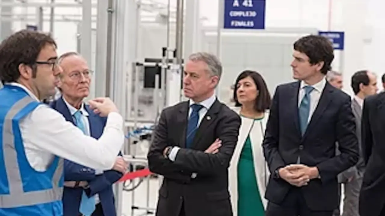 Urkullu y la consejera Tapia con Josep Piqu&eacute; y empleados de ITP en la visita que efectu&oacute; el lehendakari en 2019 a la f&aacute;brica de Zamudio.