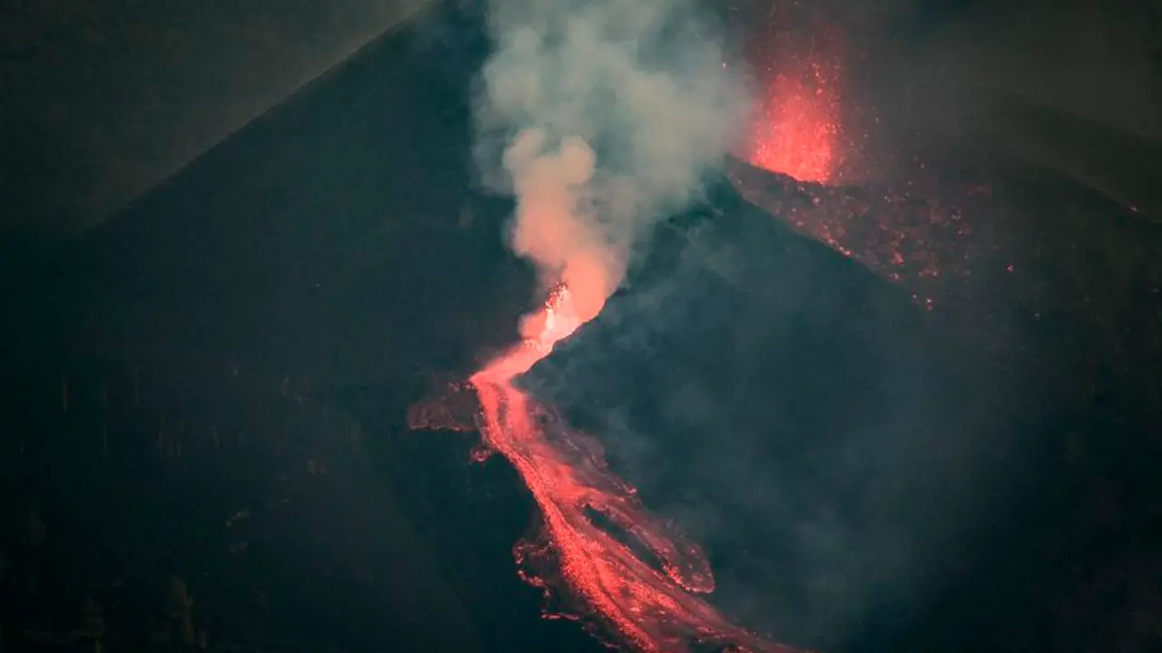 Tras pasar pr&aacute;cticamente medio d&iacute;a sin apenas actividad, hoy lunes a las 18:45 la erupci&oacute;n del volc&aacute;n Cumbre Vieja ha comenzado nuevamente a expulsar lava entre explosiones intermitentes. EFE/&Aacute;ngel Medina G.