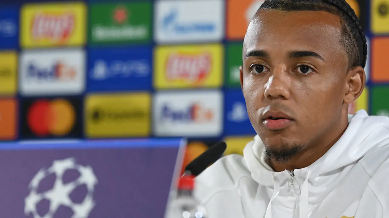 28 September 2021, Lower Saxony, Wolfsburg: Sevilla's Jules Kounde speaks at the team's press conference at Volkswagen Arena, ahead of Wednesday's UEFA&nbsp;Champions League group G soccer match against VfL Wolfsburg. Photo: Swen Pf&ouml;rtner/dpa
28/9/2021 ONLY FOR USE IN SPAIN