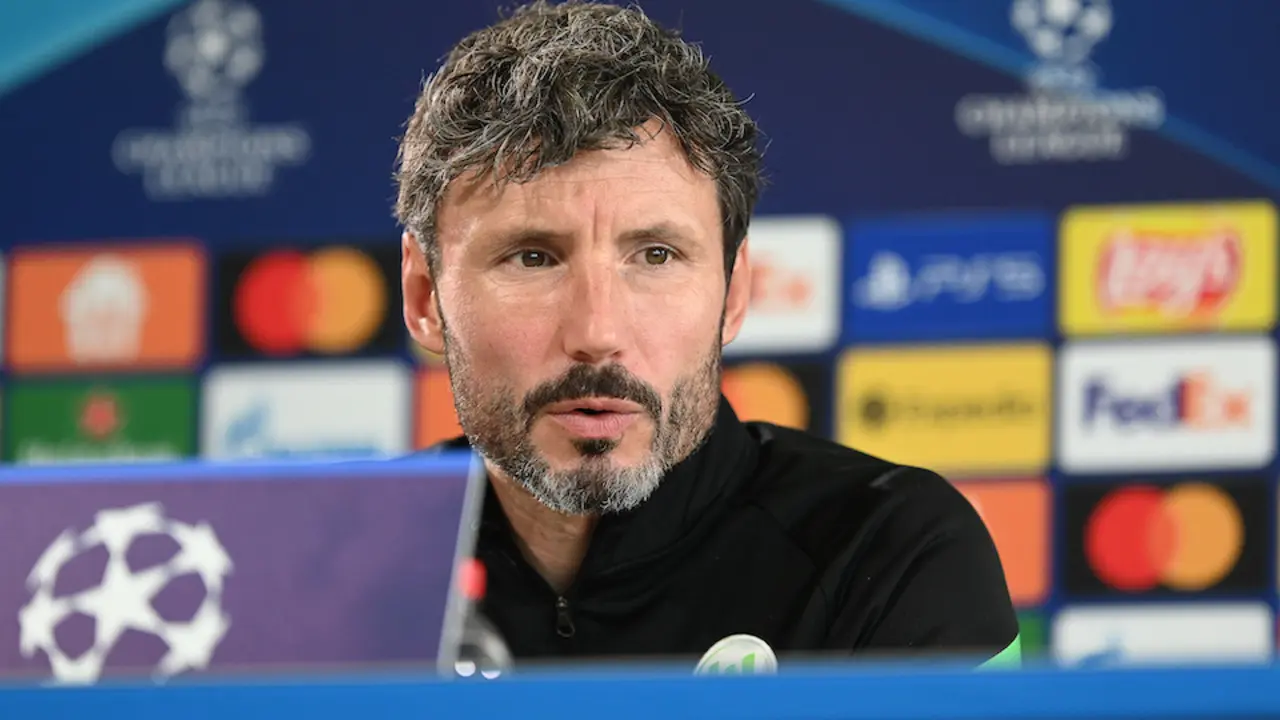 28 September 2021, Lower Saxony, Wolfsburg: Wolfsburg coach Mark van Bommel speaks at the team's press conference, ahead of the UEFA&nbsp;Champions League group match G soccer match against FC Sevilla, at Volkswagen Arena. Photo: Swen Pf&ouml;rtner/dpa
28/9/2021 ONLY FOR USE IN SPAIN
