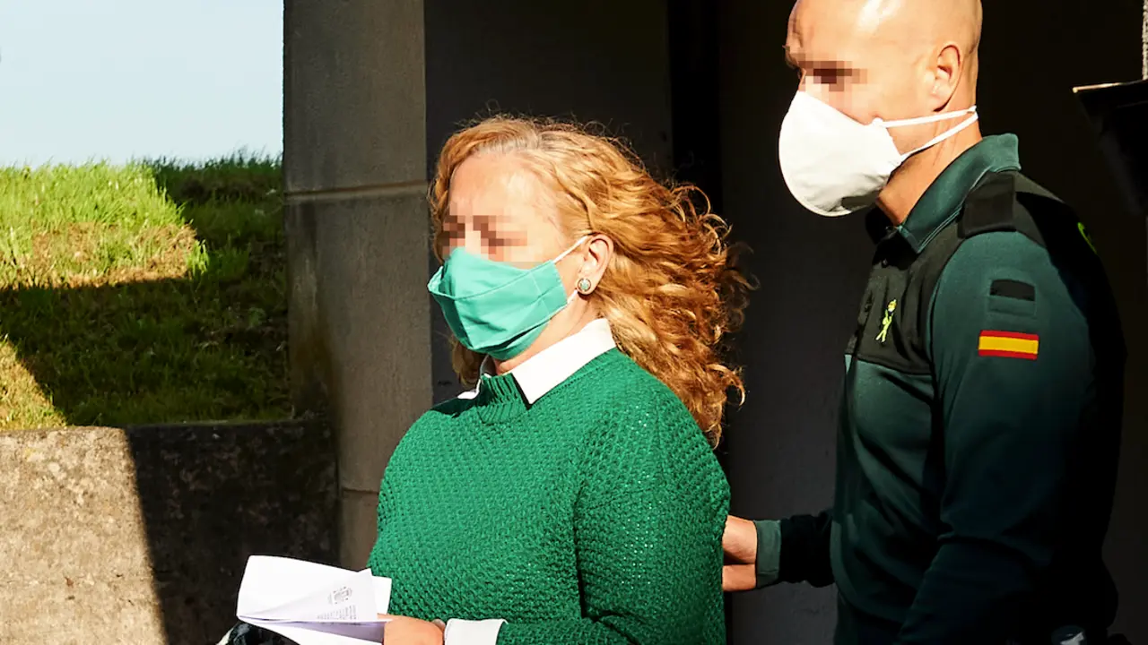 Carmen Merino, la acusada por el crimen del cr&aacute;neo de Castro Urdiales, sale custodiada por agente de la Guardia Civil a su salida del Juzgado. / Juan Manuel Serrano Arce / Europa Press