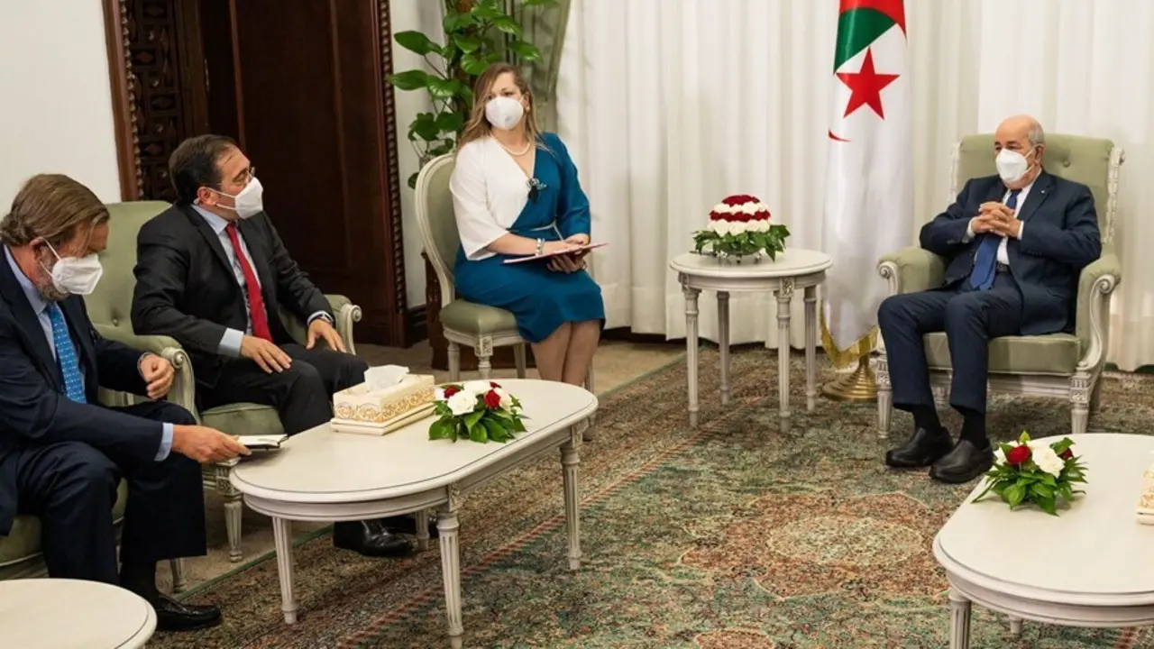 El ministro de Asuntos Exteriores, Jos&eacute; Manuel Albares, con el presidente de Argelia, Abdelmayid Tebune