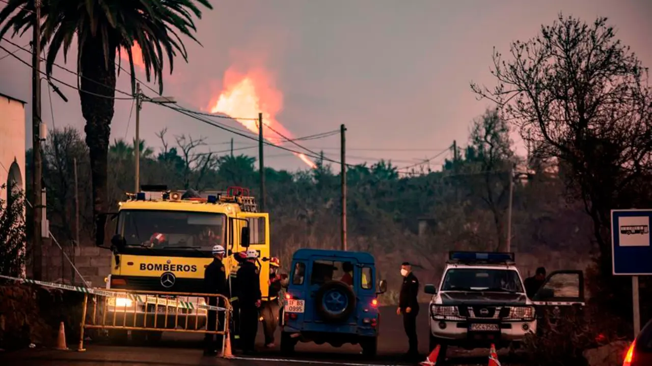 Decimosegundo d&iacute;a de erupci&oacute;n volc&aacute;nica en La Palma. Ante la posibilidad de un cambio del r&eacute;gimen de vientos, el comit&eacute; director del Plan de Emergencias Volc&aacute;nicas de Canarias (Pevolca) ha pedido a la poblaci&oacute;n m&aacute;s cercana al volc&aacute;n que extreme la precauci&oacute;n ante un previsible deterioro de la calidad del aire. EFE/MIGUEL CALERO