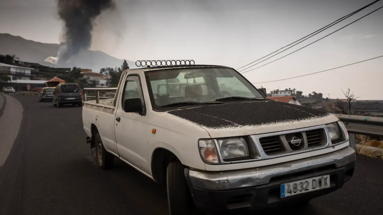 Un coche cubierto de ceniza tras la lluvia de ceniza, en Los Llanos de Aridane, a 1 de octubre de 2021, en Los Llanos de Aridane, La Palma, Santa Cruz de Tenerife, Canarias (Espa&ntilde;a). La lluvia en algunas zonas de la isla de La Palma, ha te&ntilde;ido de negro las calles de municipios, como el de Los Llanos de Aridane, donde la ceniza del Cumbre Vieja ha ca&iacute;do en forma de lluvia.
1 DE OCTUBRE DE 2021;LA PALMA;VOLC&Aacute;N;CUMBRE VIEJA;TENERIFE;CENIZA;LAVA
Kike Rinc&oacute;n / Europa Press
1/10/2021