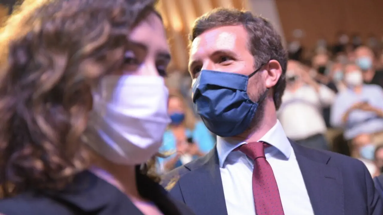 La presidenta de la Comunidad de Madrid, Isabel D&iacute;az Ayuso (i) y el presidente del PP, Pablo Casado (d), durante la sexta jornada de la Convenci&oacute;n. Jorge Gil / Europa Press