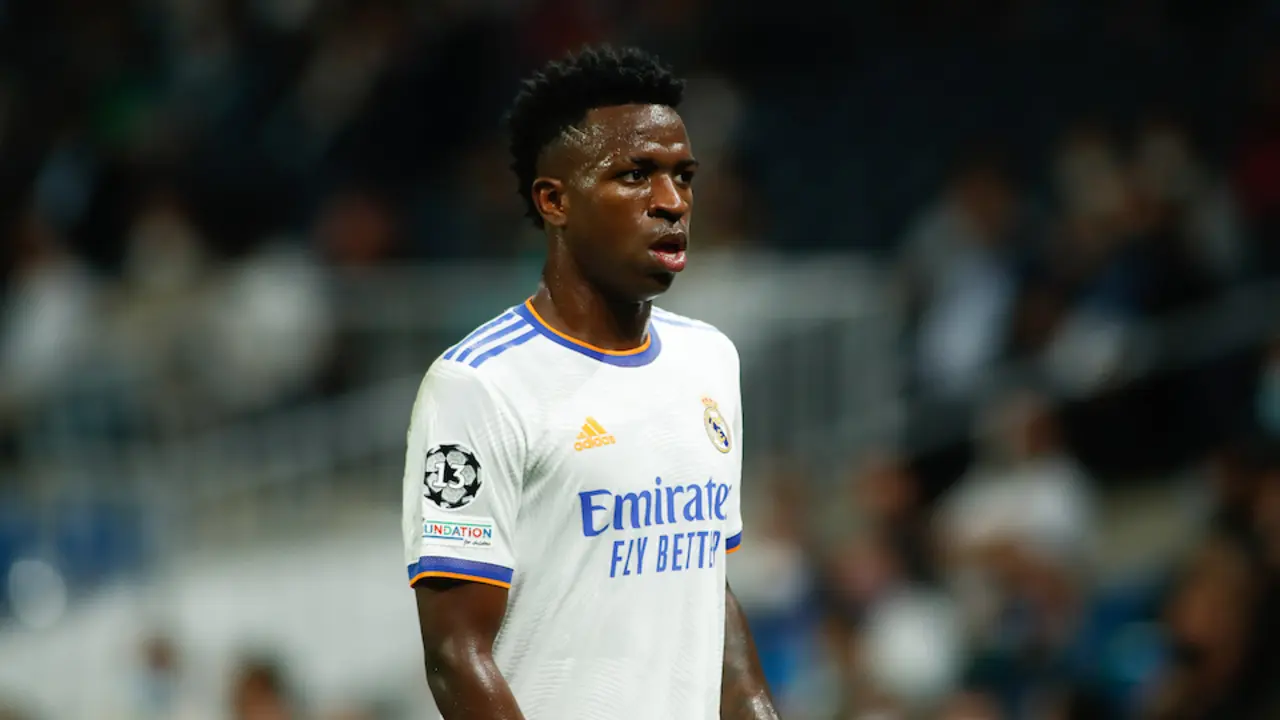 Vinicius Junior, del Real Madrid, mira durante el partido de f&uacute;tbol del Grupo D de la Liga de Campeones de la UEFA entre el Real Madrid y el FC Sheriff Tiraspol en el estadio Santiago Bernab&eacute;u el 28 de septiembre de 2021, en Madrid, Espa&ntilde;a.