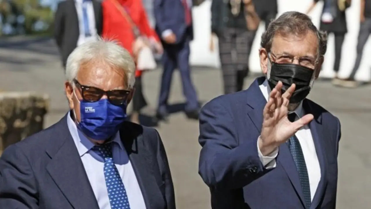 Los expresidentes Felipe Gonz&aacute;lez y Mariano Rajpy, este martes en la tercera edici&oacute;n del Foro La Toja - EFE