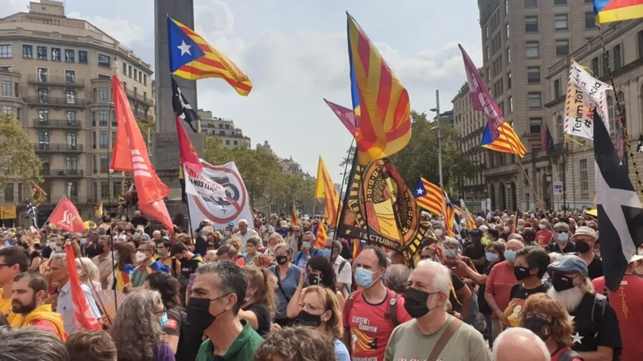 Manifestantes por las calles de Barcelona en la celebraci&oacute;n de un aniversario del 1-O./ AEE