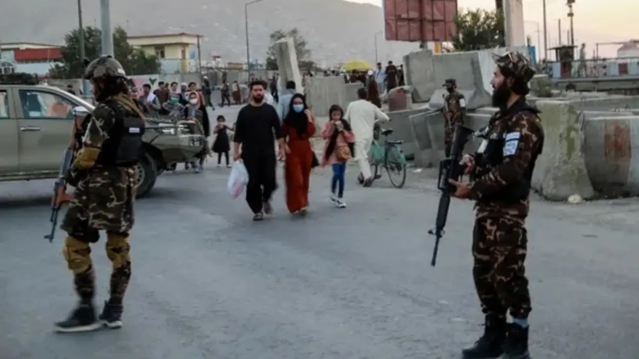 Los talibanes hacen guardia cerca del lugar de la explosi&oacute;n en Kabul. Fotograf&iacute;a: EPA