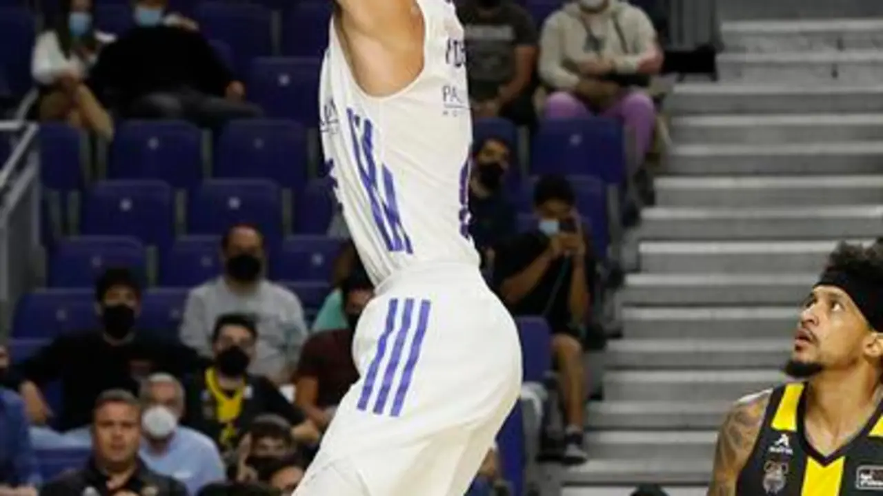 El alero del Real Madrid Alberto Abalde realiza un mate ante el Lenovo Tenerife durante el partido de la Liga ACB de baloncesto que disputan este domingo en WiZink Center, en Madrid. EFE/Ballesteros