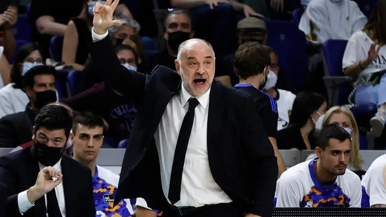 El entrenador del Real Madrid Pablo Laso da instrucciones a sus jugadores durante el partido de la Liga ACB de baloncesto que disputan ante el Lenova Tenerife este domingo en WiZink Center, en Madrid. EFE/Ballesteros
