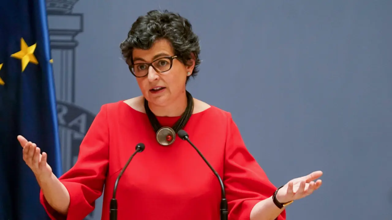 La exministra de Asuntos Exteriores, Uni&oacute;n Europea y Cooperaci&oacute;n, Jos&eacute; Manuel Albares y su predecesora, Arancha Gonz&aacute;lez Laya. / A. P&eacute;rez Meca / Europa Press
