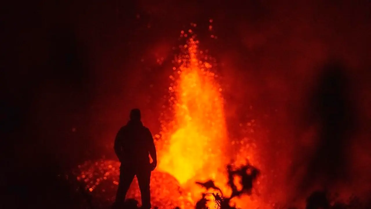 Imagen tomada en la madrugada de hoy, lunes 4 de octubre, en el municipio de El Paso del volc&aacute;n de La Palma, que est&aacute; a punto de completar su decimoquinto d&iacute;a de erupci&oacute;n, tras un derrumbe parcial en el cono principal al que han seguido emisiones m&aacute;s abundantes de lava. EFE/Carlos de Sa&aacute;