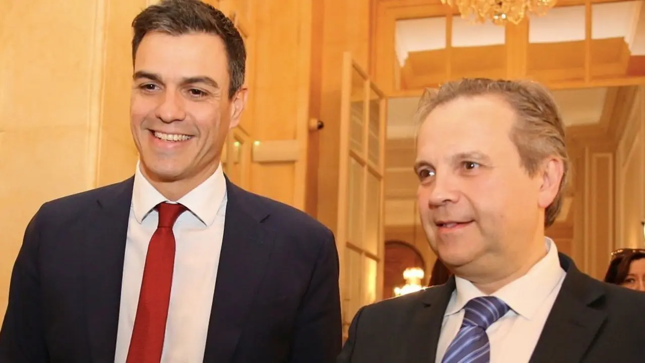 Pedro S&aacute;nchez y Antonio Miguel Carmona, en un acto del PSOE. / EFE